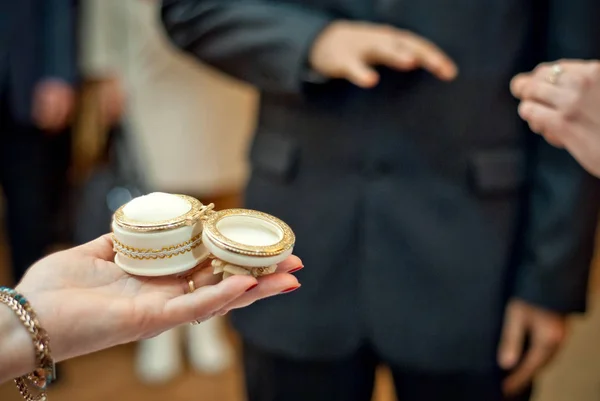 Ceremonie Van Het Huwelijk Bruiden Houden Elkaar Handen Kleding Ring — Stockfoto