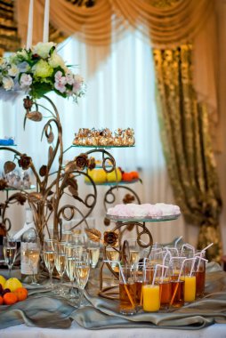 Tablo renkli içecekler cam gözlükler. Açık büfe alkollü içecekler