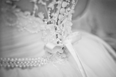 Düğün. Nedime gelin düğün günü için hazırlanıyor. Gelinin nedimesi gelinlik gelin törenden önce tutturmak yardımcı olur. Lüks gelin elbise kadar yakın. En iyi düğün sabah. Düğün kavramı