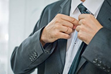 Damat düğün töreni için giyindi. El ve kostüm yakın çekim.