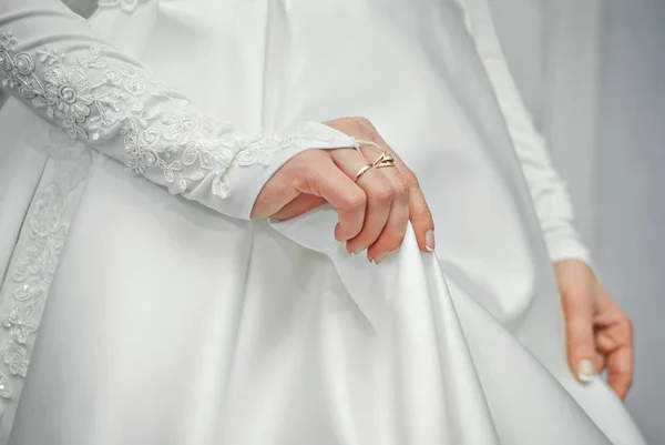 Menyasszony Készül Esküvőt Esküvői Ruha Közelről Háttérben Ruha Menyasszony Kezét — Stock Fotó