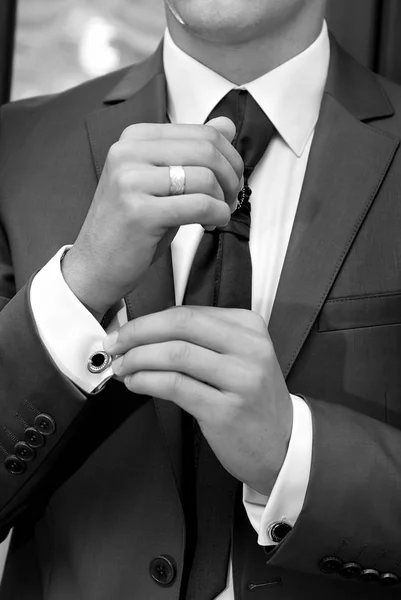 Наречений Одягнений Весільну Церемонію Руки Костюми Крупним Планом — стокове фото