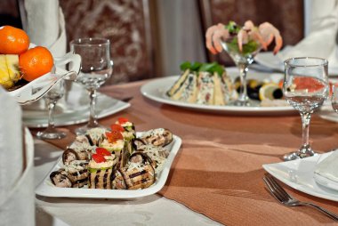 lezzetli yemekler restoranda masaya. hizmet tablosu.