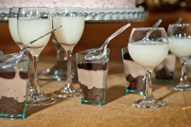 Tablo renkli içecekler cam gözlükler. Açık büfe alkollü içecekler