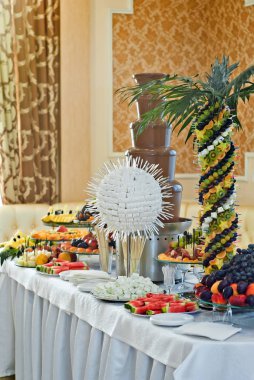 lezzetli yemekler restoranda masaya. hizmet tablosu.