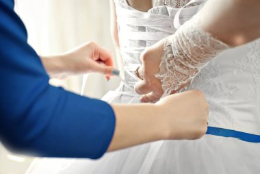 Düğün. Nedime gelin düğün günü için hazırlanıyor. Gelinin nedimesi gelinlik gelin törenden önce tutturmak yardımcı olur. Lüks gelin elbise kadar yakın. En iyi düğün sabah. Düğün kavramı