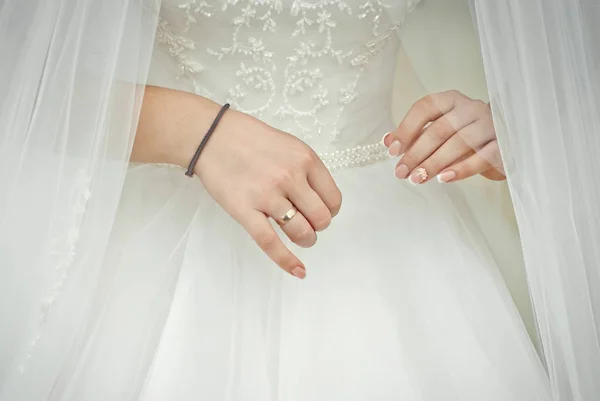 Bruid Bereidt Zich Voor Huwelijksceremonie Bruiloft Jurk Close Bruidskamer Handen — Stockfoto