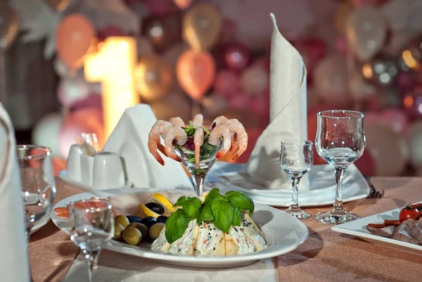 Ízletes Ételeket Étteremben Asztalon Táblázat Kézbesítésének Tengeri Ételeket Szolgálnak Fel — Stock Fotó