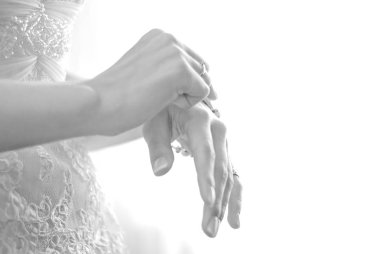 Gelin düğün töreni için hazırlar. Düğün elbise yakın çekim. Gelinin elbise arka plan üzerinde eller.