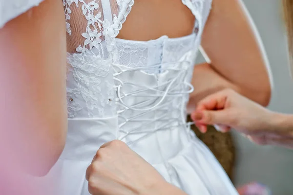 Bruiloft Bruidsmeisje Bruid Voorbereiden Huwelijksdag Bruidsmeisje Helpt Fast Een Trouwjurk — Stockfoto