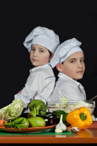 Chlapci Krojích Kuchaři Řez Salát Kuchyni Děti Připravit Zdravé Jídlo — Stock fotografie