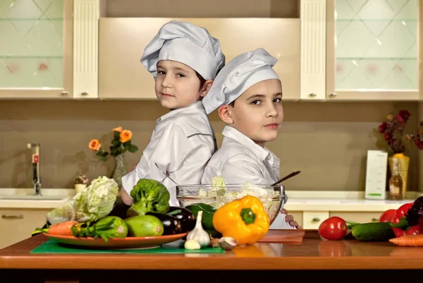 Les Garçons Déguisés Cuisiniers Coupent Salade Dans Cuisine Les Enfants — Photo