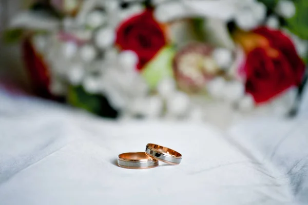 Cincin Pernikahan Close Cincin Pengantin Latar Belakang Buket Pernikahan — Stok Foto