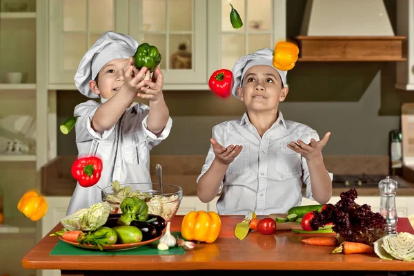 Aşçılar Kostümleri Çocuklar Mutfakta Salata Kesti Çocuk Sağlıklı Yemek Hazırlamak — Stok fotoğraf