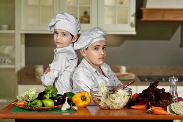 Les Garçons Déguisés Cuisiniers Coupent Salade Dans Cuisine Les Enfants — Photo