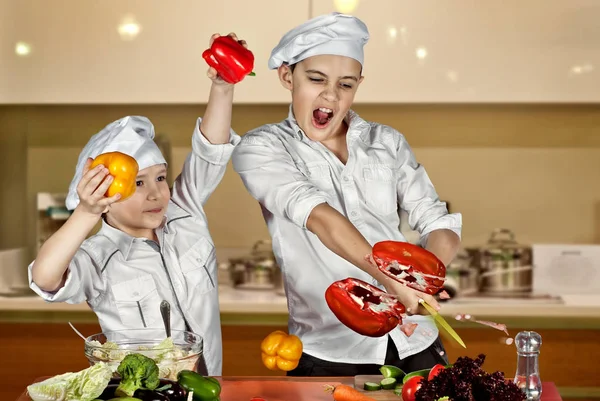 Jongens Koks Kostuums Knippen Salade Keuken Kinderen Bereiden Gezond Eten — Stockfoto