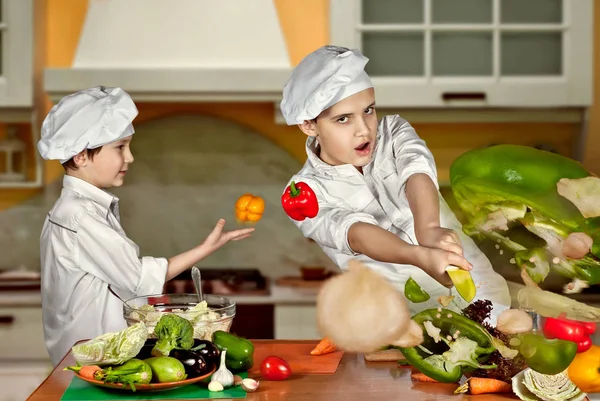 Aşçılar Kostümleri Çocuklar Mutfakta Salata Kesti Çocuk Sağlıklı Yemek Hazırlamak — Stok fotoğraf