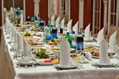 lezzetli yemekler restoranda masaya. hizmet tablosu. 