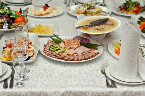 Deliciosos Platos Sobre Mesa Restaurante Mesa Servicio — Foto de Stock