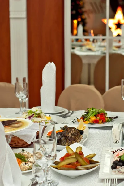 Deliciosos Platos Sobre Mesa Restaurante Mesa Servicio —  Fotos de Stock