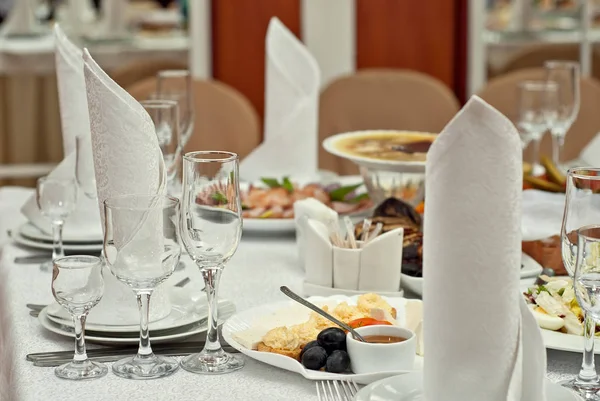 Ízletes Ételeket Étteremben Asztalon Táblázat Kézbesítésének — Stock Fotó