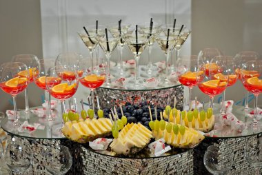 Tablo renkli içecekler cam gözlükler. Açık büfe alkollü içecekler