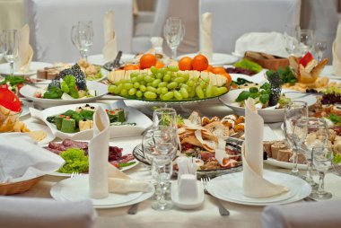 lezzetli yemekler restoranda masaya. hizmet tablosu. 