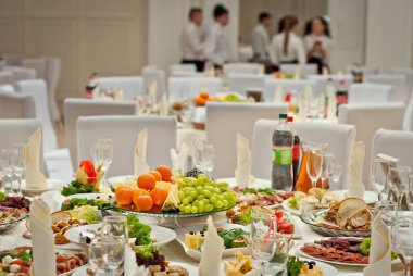 lezzetli yemekler restoranda masaya. hizmet tablosu. 