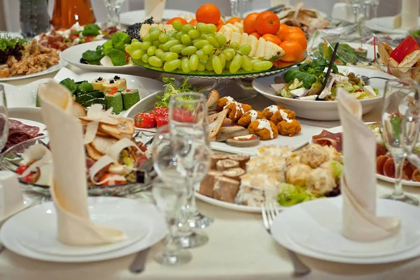 Ízletes Ételeket Étteremben Asztalon Táblázat Kézbesítésének — Stock Fotó