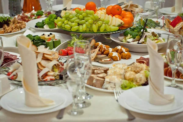 lezzetli yemekler restoranda masaya. hizmet tablosu. 