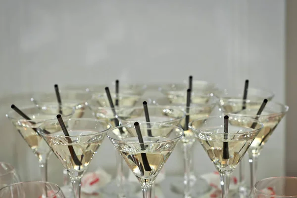 Glazen Van Glas Met Gekleurde Dranken Tafel Alcoholische Dranken Bij — Stockfoto