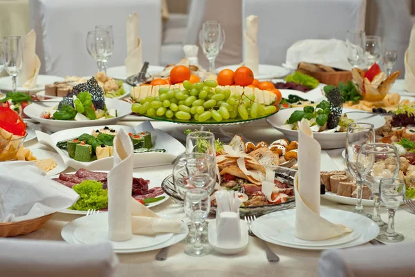 Deliciosos Platos Sobre Mesa Restaurante Mesa Servicio — Foto de Stock