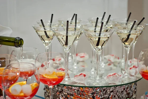 Vasos Cristal Con Bebidas Colores Mesa Bebidas Alcohólicas Buffet —  Fotos de Stock