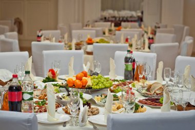 lezzetli yemekler restoranda masaya. hizmet tablosu. 