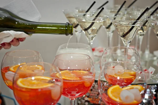 Vasos Cristal Con Bebidas Colores Mesa Bebidas Alcohólicas Buffet —  Fotos de Stock