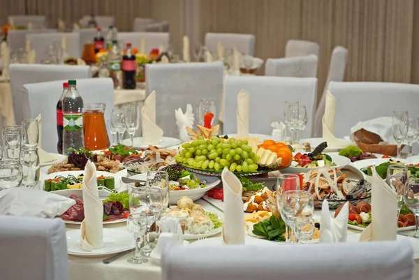 Deliciosos Platos Sobre Mesa Restaurante Mesa Servicio — Foto de Stock