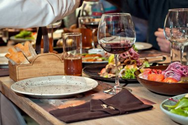 lezzetli yemekler restoranda masaya. hizmet tablosu. 