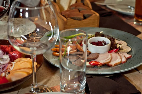 Delicious Dishes Table Restaurant Serving Table — Stock Photo, Image