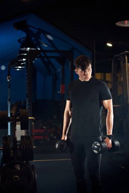 bir atlet spor salonunda trenler