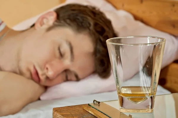 Tomma Glas För Whisky Förgrunden Berusad Kille Bakgrunden Skärpa Glaset — Stockfoto