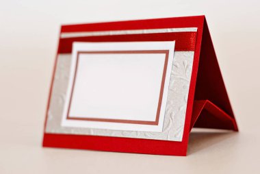 El yapımı düğün davetiyesi. Kağıt üzerinde damgalama ile kağıt kartpostal. Çok renkli süslemeleri.