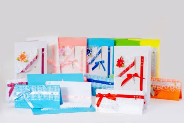 El yapımı düğün davetiyesi. Kağıt üzerinde damgalama ile kağıt kartpostal. Çok renkli süslemeleri.