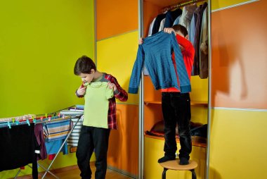 Çocuklar odaya temizlenir. Çocuk yapmak eşya dolaba yıkandıktan sonra.