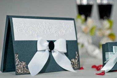 El yapımı düğün davetiyesi. Kağıt üzerinde damgalama ile kağıt kartpostal. Çok renkli süslemeleri.