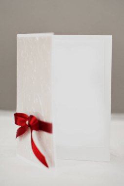 El yapımı düğün davetiyesi. Kağıt üzerinde damgalama ile kağıt kartpostal. Çok renkli süslemeleri.