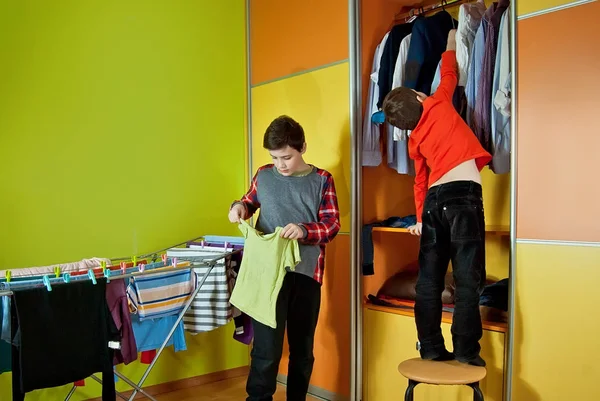 Killarna Rengjorda Rummet Barn Gör Saker Garderoben Efter Tvätt — Stockfoto