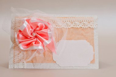 El yapımı düğün davetiyesi. Kağıt üzerinde damgalama ile kağıt kartpostal. Çok renkli süslemeleri.