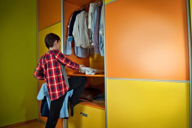 Adam odaya temizledim. Çocuk yapmak eşya dolaba yıkandıktan sonra.