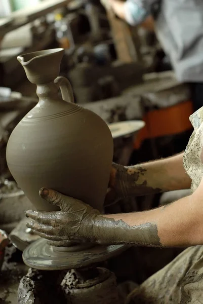 男彫る陶器ボウルの飾りです テーブルの上の自宅の工房で手作りの製品 セラミック製品図面とパターン — ストック写真