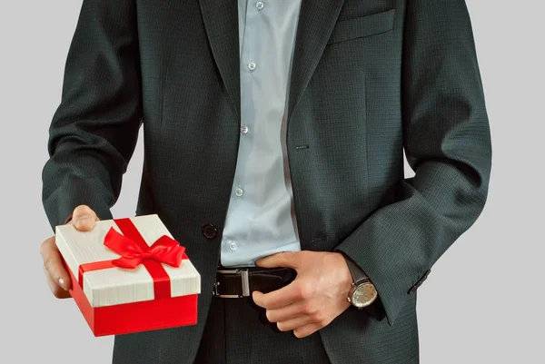 Homme Costume Tient Une Boîte Cadeau Dans Ses Mains Boîte — Photo